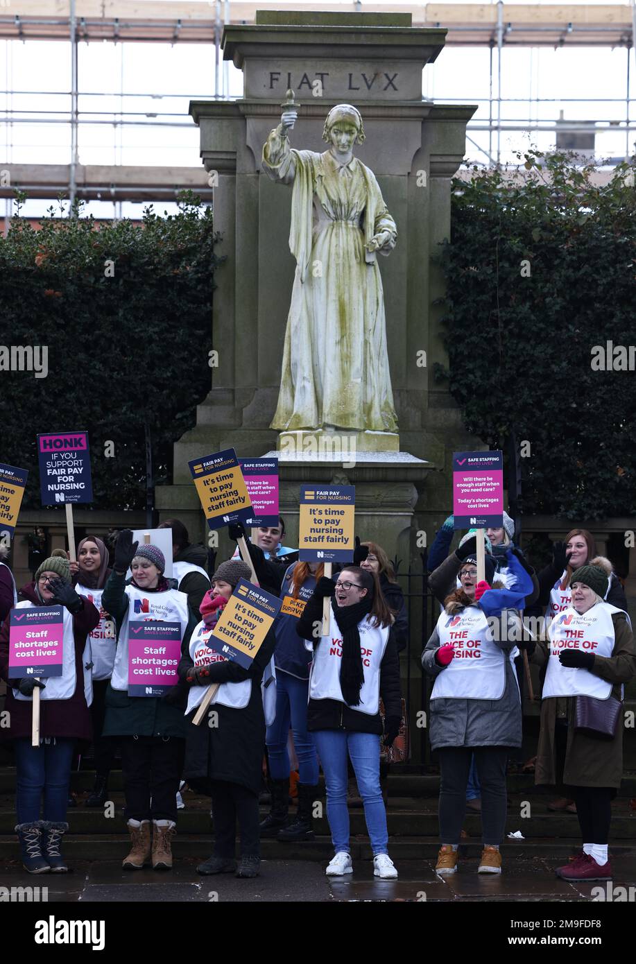 Derby, Derbyshire, Regno Unito. 18th gennaio 2023. Gli infermieri si trovano su una linea da picnic sotto una statua di Florence Nightingale durante una disputa sulle retribuzioni e le condizioni. Circa un ospedale su quattro sarà influenzato dai walkouts, dal Royal College of Nursing members. Credit Darren Staples/Alamy Live News. Foto Stock