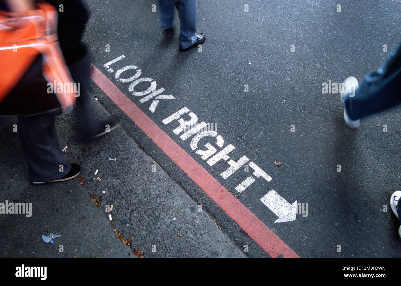 La città di Sydney, Australia, sede delle Olimpiadi del 2000, ha preso le precauzioni necessarie per aiutare i visitatori a attraversare strade trafficate e garantire la loro sicurezza. Il traffico scorre sul lato opposto della strada rispetto a quello degli Stati Uniti e di altri paesi. Si tratta di un'inquadratura ad angolo alto che guarda verso il basso le parole "LOOK RIGHT painted" sul marciapiede. Base: Sydney Stato: Nuovo Galles del Sud Paese: Australia (AUS) Foto Stock