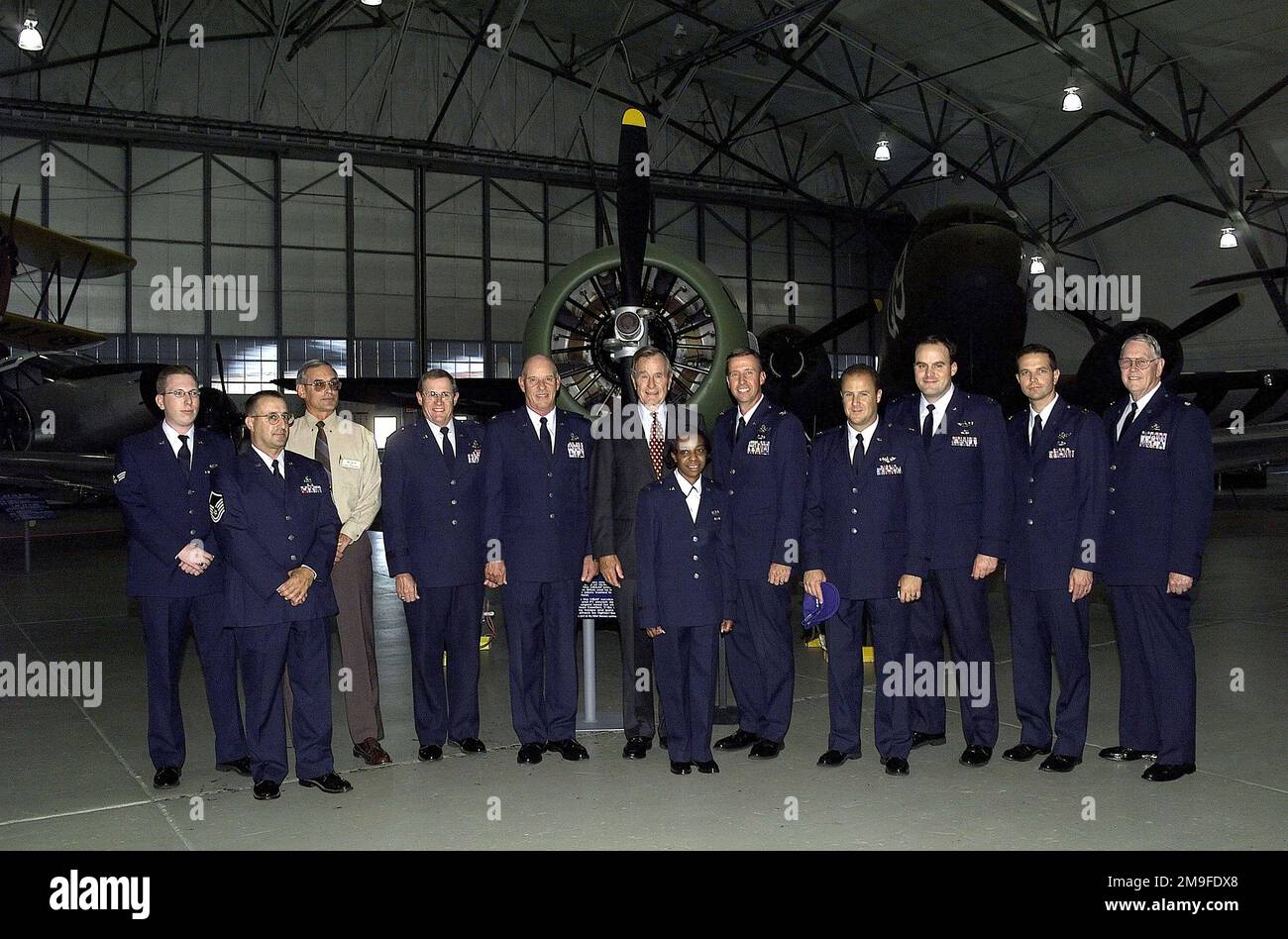 L'ex presidente degli Stati Uniti George Bush si ferma per un'opportunità fotografica con membri non identificati dell'aeronautica degli Stati Uniti durante il suo tour del museo della base dell'aeronautica di dover il 27 settembre 2000. Base: Dover Stato: Delaware (DE) Nazione: Stati Uniti d'America (USA) Foto Stock