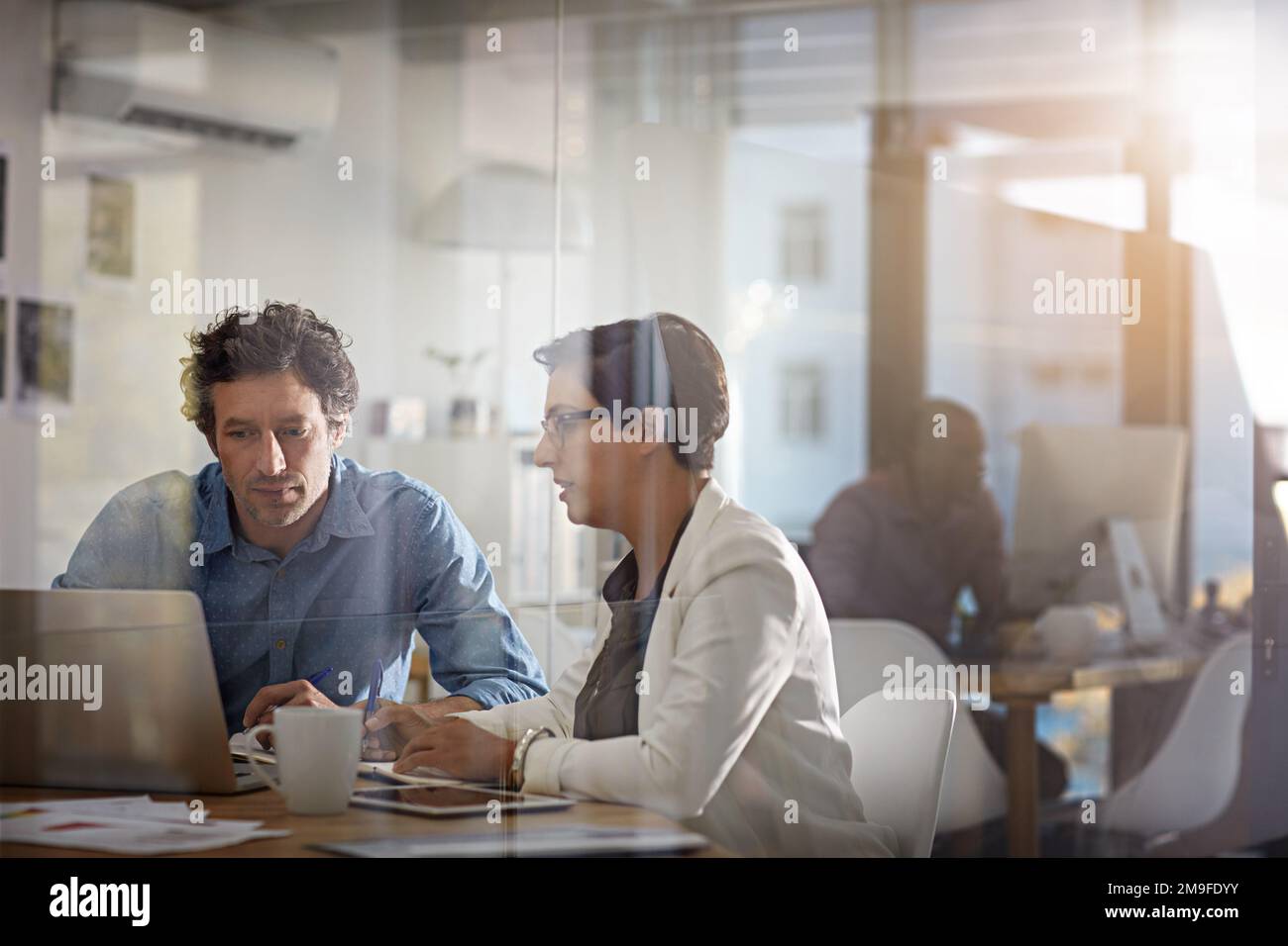 Collaborazione, lavoro di squadra e idee con gli uomini d'affari al laptop per il marketing digitale, il web design e la strategia. Coaching, formazione e revisione con Foto Stock