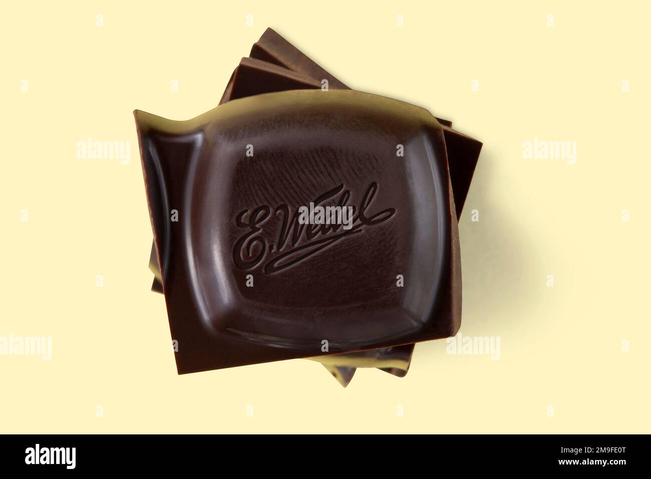 Un pezzo di cioccolato su sfondo beige. Wedel cioccolato. Foto Stock