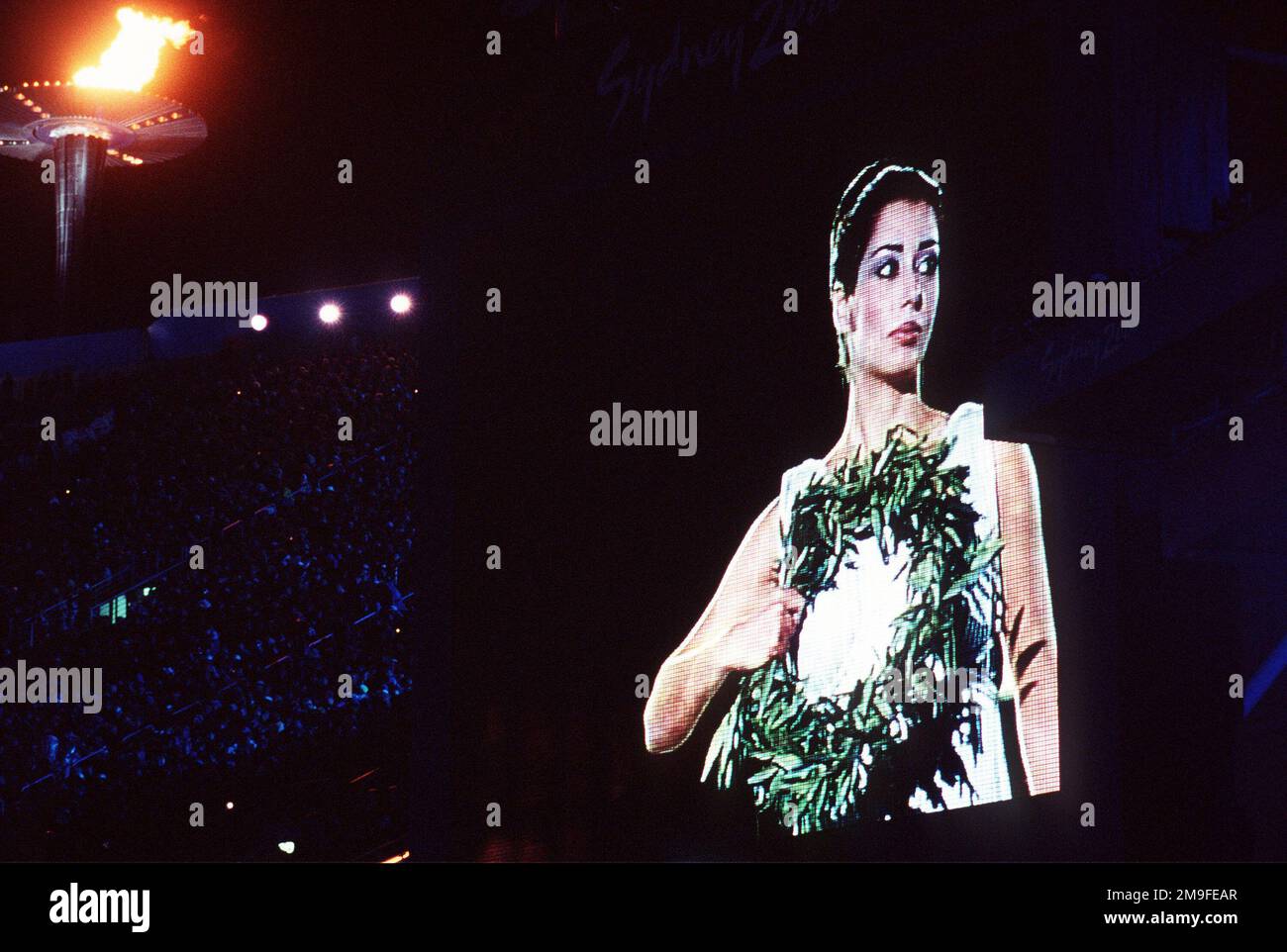 L'An'Olympic Goddess'è mostrato su uno schermo televisivo all'Olympic Stadium durante le cerimonie di chiusura dell'ultimo giorno delle Olimpiadi del 2000 a Sydney, Australia. Quindici membri del Dipartimento della Difesa degli Stati Uniti hanno partecipato alle Olimpiadi, dagli allenatori e dal personale di supporto agli atleti che gareggiano in varie sedi. Una "Dea Olimpica" viene mostrata su uno schermo televisivo allo Stadio Olimpico durante le cerimonie di chiusura dell'ultimo giorno delle Olimpiadi del 2000 a Sydney, Australia. Quindici membri del Dipartimento della Difesa degli Stati Uniti hanno partecipato alle Olimpiadi, dagli allenatori e dal personale di supporto agli atleti che gareggiano in varie sedi Foto Stock