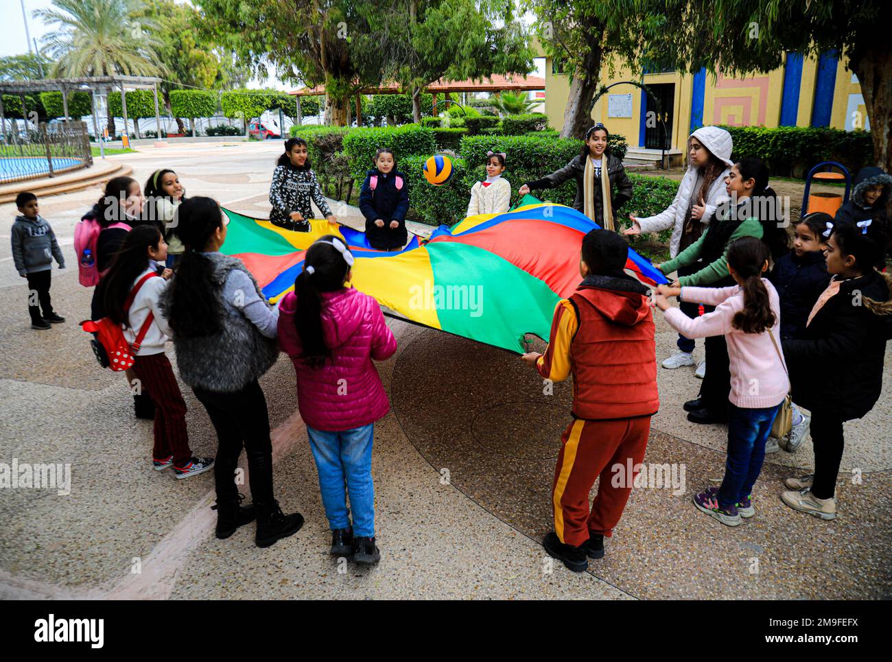 Gaza, Palestina. 17th Jan, 2023. I bambini palestinesi partecipano a una giornata di divertimento come parte dei programmi di salute mentale della comunità, per alleviare lo stress psicologico e vivente che i bambini affrontano a causa dei conflitti tra Israele e i palestinesi. Credit: SOPA Images Limited/Alamy Live News Foto Stock