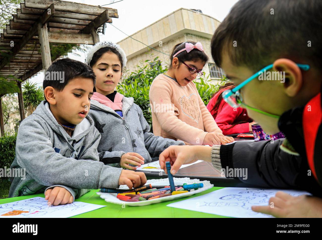 Gaza, Palestina. 17th Jan, 2023. I bambini palestinesi partecipano a una giornata di divertimento come parte dei programmi di salute mentale della comunità, per alleviare lo stress psicologico e vivente che i bambini affrontano a causa dei conflitti tra Israele e i palestinesi. Credit: SOPA Images Limited/Alamy Live News Foto Stock