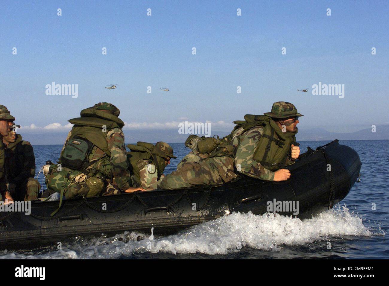 Il personale US Marine Corps (USMC) della Golf Company, il Battalion Landing Team 2/2, 26th Marine Expeditionary Unit (MEU) Special Operations Capable (SOC), si sposta verso una costa di spiaggia blu durante la fase di addestramento di potenziamento del combattimento di Exercise Destined Glory. La Gloria destinata a costruire l'interoperabilità e la cooperazione tra le forze militari nella regione mediterranea. Paese: Turchia (TUR) Foto Stock