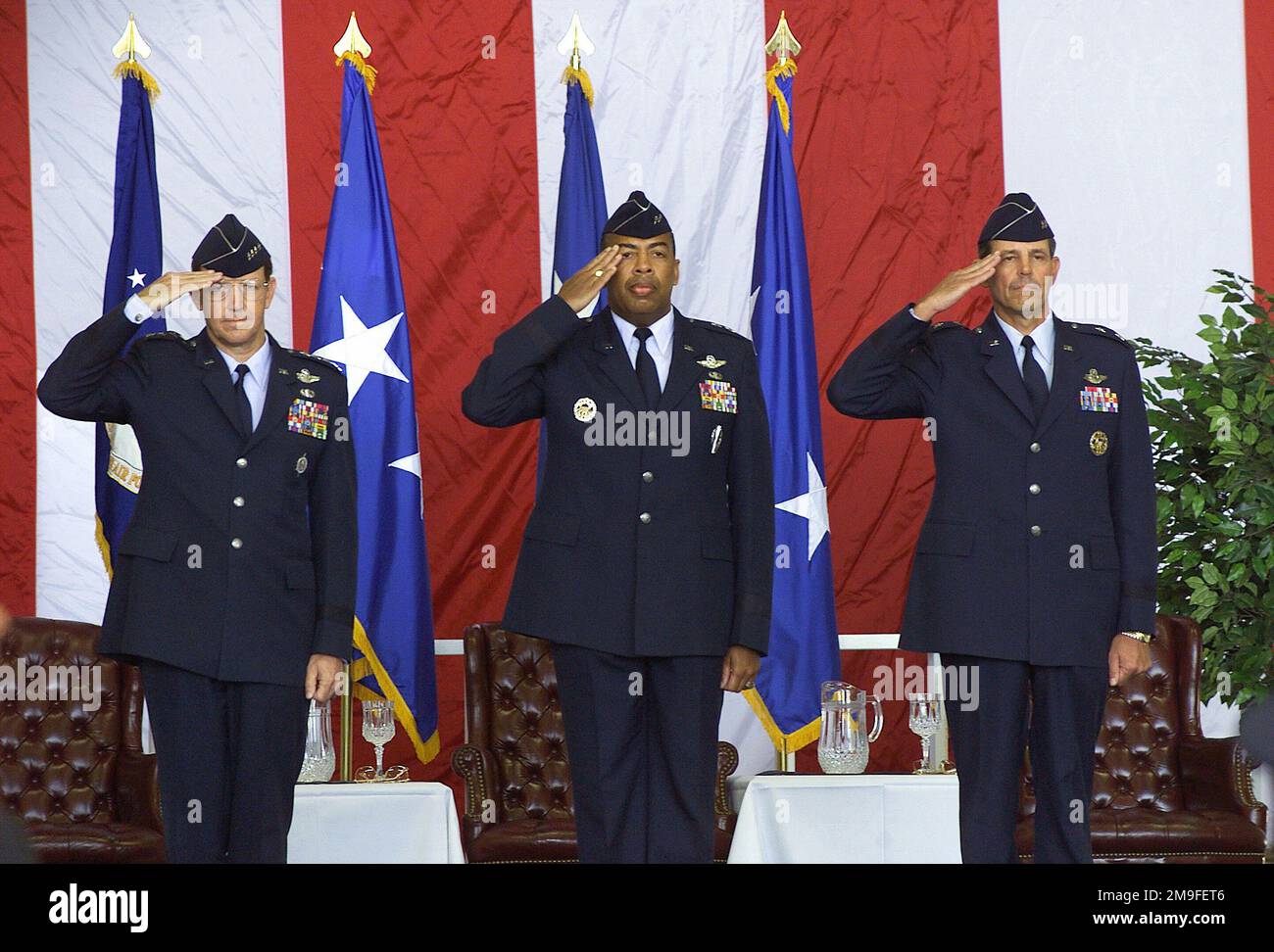 Il generale DELL'aeronautica STATUNITENSE Charles T. Robertson, Jr. (A sinistra), il generale maggiore dell'USAF John D. Hopper, Jr. (Al centro) e il generale maggiore dell'USAF George N. Williams (a destra), salutano la bandiera americana durante l'inno nazionale alla cerimonia del cambio di comando dell'aeronautica militare del 21st, la base dell'aeronautica militare McGuire, New Jersey. Il comando della 21st Air Force è passato da MGEN John D. Hopper, Jr. A MGEN George N. Williams. ROBERTSON, comandante del comando della mobilità aerea, ha presieduto la cerimonia. Sede centrale, 21st Air Force è responsabile della valutazione della disponibilità operativa e della raccomandazione di i Foto Stock
