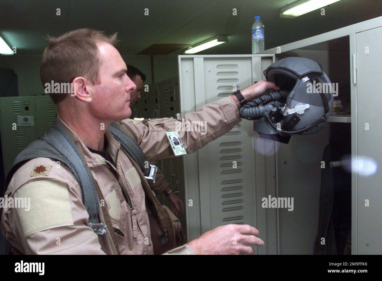 US Air Force Major Floyd Hancock un pilota F-15 Eagle del 122nd Fighter Squadron, Louisiana Air National Guard, mette le sue attrezzature a supporto della vita prima di una missione alla base aerea del Principe Sultano, Arabia Saudita. MAJ Hancock è una parte delle forze di coalizione della 363rd Air Expeditionary Wing che impone la zona no-fly e no-drive nel sud dell'Iraq per proteggere e difendere contro l'aggressione irachena a sostegno dell'operazione SOUTHERN WATCH. Subject Operation/Series: SOUTHERN WATCH base: Prince Sultan Air base Paese: Arabia Saudita (SAU) Foto Stock