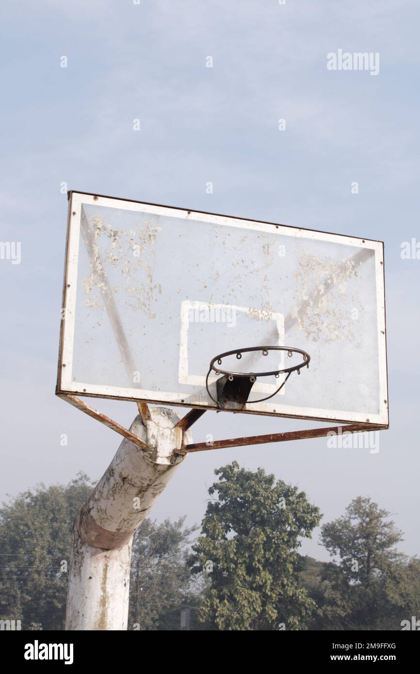 Canestro da basket sul cielo blu con sfondo nuvoloso Foto Stock