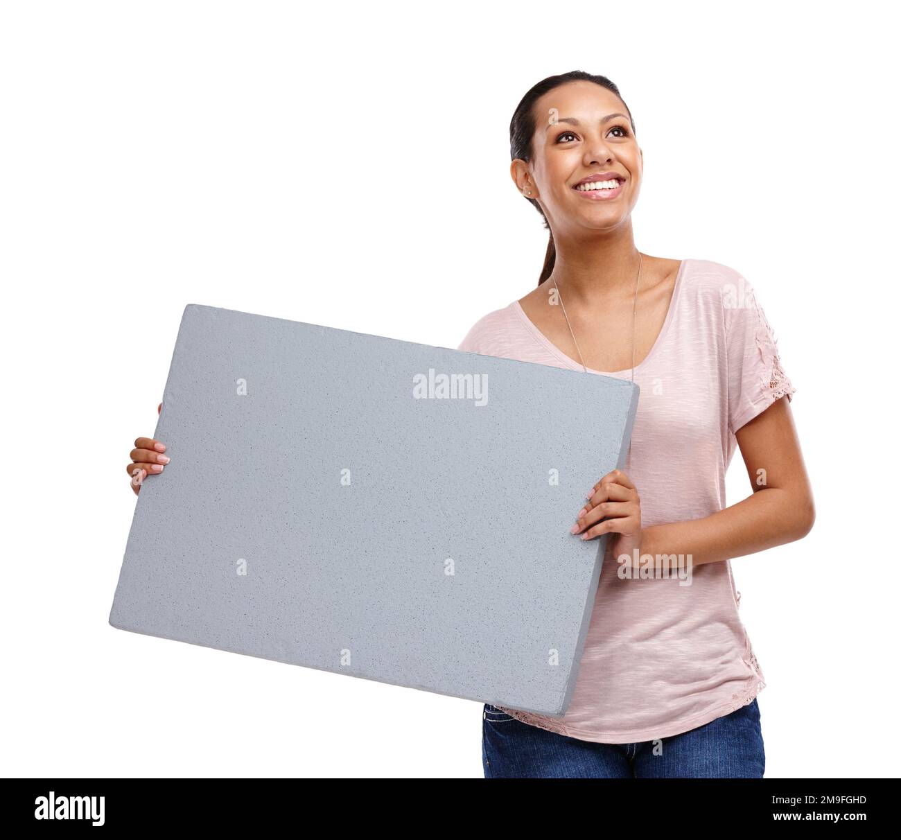 Donna, poster in bianco e modello con uno spazio di marketing e un cartello pubblicitario. Isolato, sfondo bianco e felice persona sorridere con la pubblicità Foto Stock