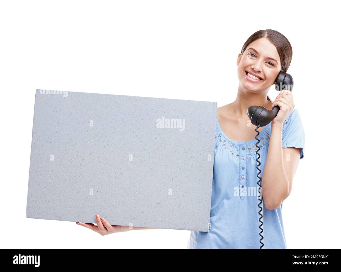 Telefono, segno bianco e ritratto di una donna con affissioni per pubblicità con un sorriso. Felice, modello e sfondo bianco di un modello isolato Foto Stock