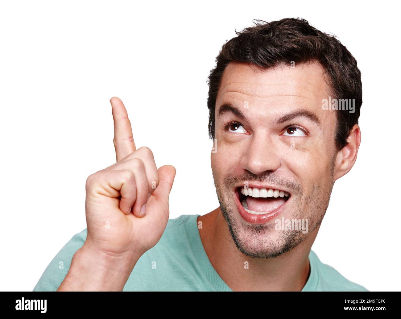 Divertente, comico e volto di un uomo con una mano isolata su uno sfondo bianco in studio. Pazzo, pensante ed eccitato la persona fredda con un'idea che indica Foto Stock