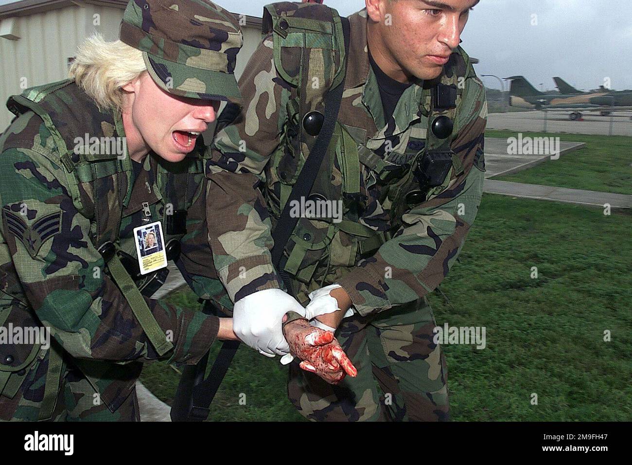 L'ANZIANO della Guardia Nazionale aerea AIRMAN Andrew Moya fornisce assistenza di primo soccorso a SRA Angelic Beihl del 820th Security Forces Group, durante un esercizio di emergenza medica simulato, parte del concorso base Response parte di Exercise DEFENDER CHALLENGE 2000 alla base dell'aeronautica militare di Lackland, Texas. L'esercitazione è come competizione annuale dell'aeronautica tutta, patrocinata dalle forze di sicurezza dell'aeronautica, che mette in mostra i talenti e le capacità di 13 squadre internazionali delle forze di sicurezza in 7 eventi di idoneità fisica, difesa di base e abilità di polizia in un periodo di 6 giorni. Operazione/Serie oggetto: DEFENDER CH Foto Stock