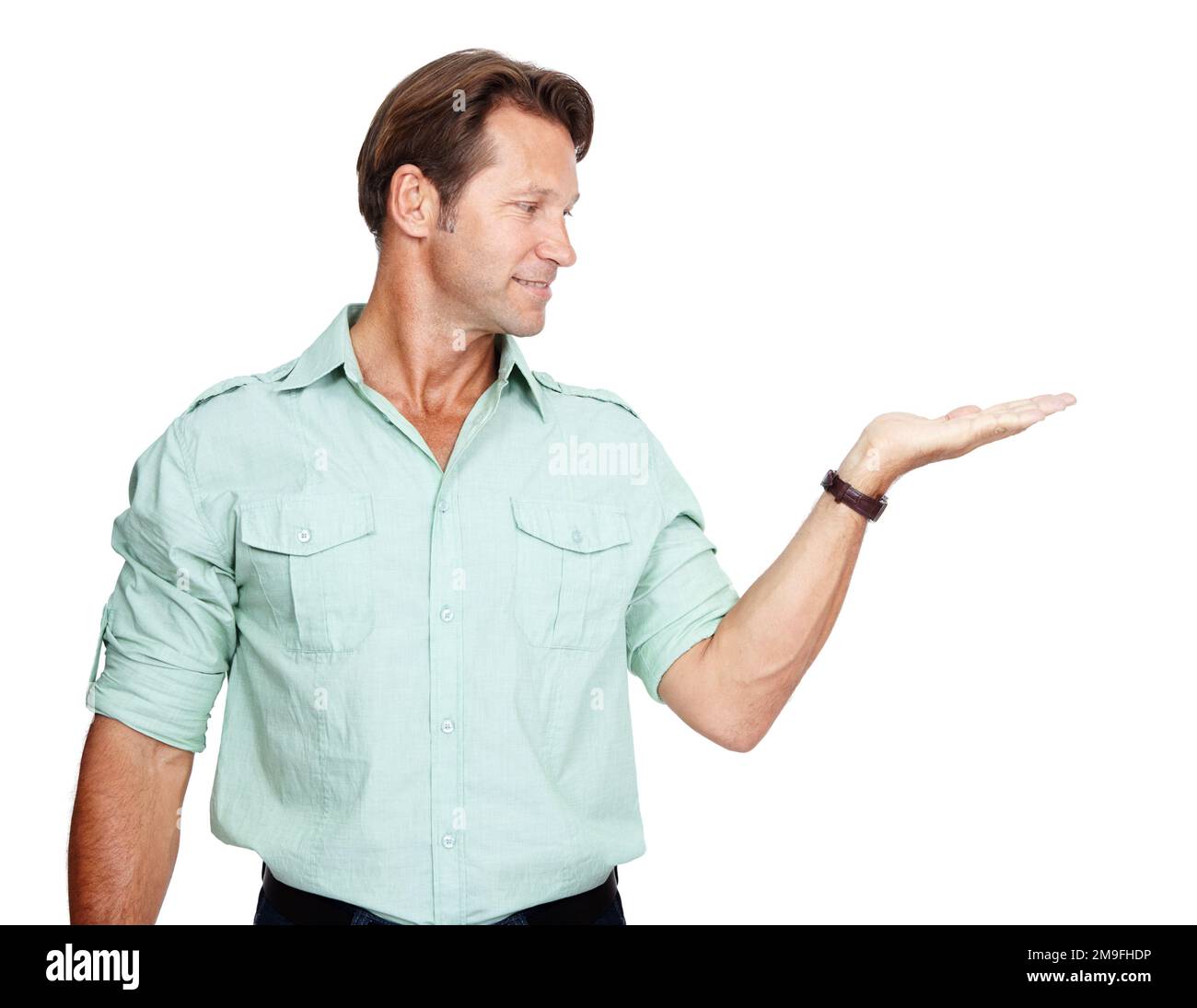 Business, uomo che guarda la mano per il posizionamento dei prodotti e lo spazio di mockup isolato su sfondo bianco. Marketing, lancio pubblicitario e prodotto Foto Stock