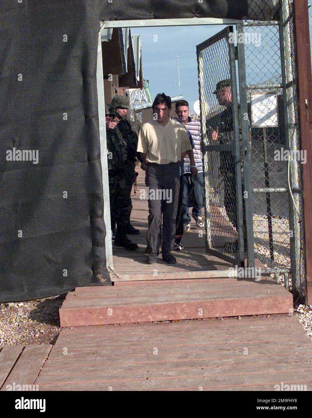 I poliziotti militari DELL'esercito DEGLI STATI UNITI (parlamentari) assegnati all'Arecibo, Porto Rico, con sede nella Compagnia della Guardia Nazionale dell'esercito 755th MP, raccolgono i detenuti albanesi del Kosovo rilasciati dal campo di Bondsteel, Kosovo, struttura di detenzione per rilasciarli nelle rispettive comunità il 15th novembre 2000. La Società da 755th MP svolge i compiti di applicazione della legge militare nell'Area di responsabilità della Task Force Falcon come parte dell'operazione GUARDIAN CONGIUNTO, una missione di mantenimento della pace in Kosovo. Oggetto/Serie: BASE GUARDIANA COMUNE: Camp Bondsteel Stato: Kosovo Paese: Jugoslavia (YUG) Foto Stock