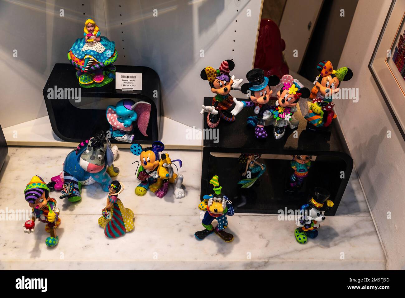 Vienna, Austria - 14 ottobre 2022: Mostra di un negozio di figure Disney in una strada commerciale a Innere Stadt, Vienna, Austria Foto Stock