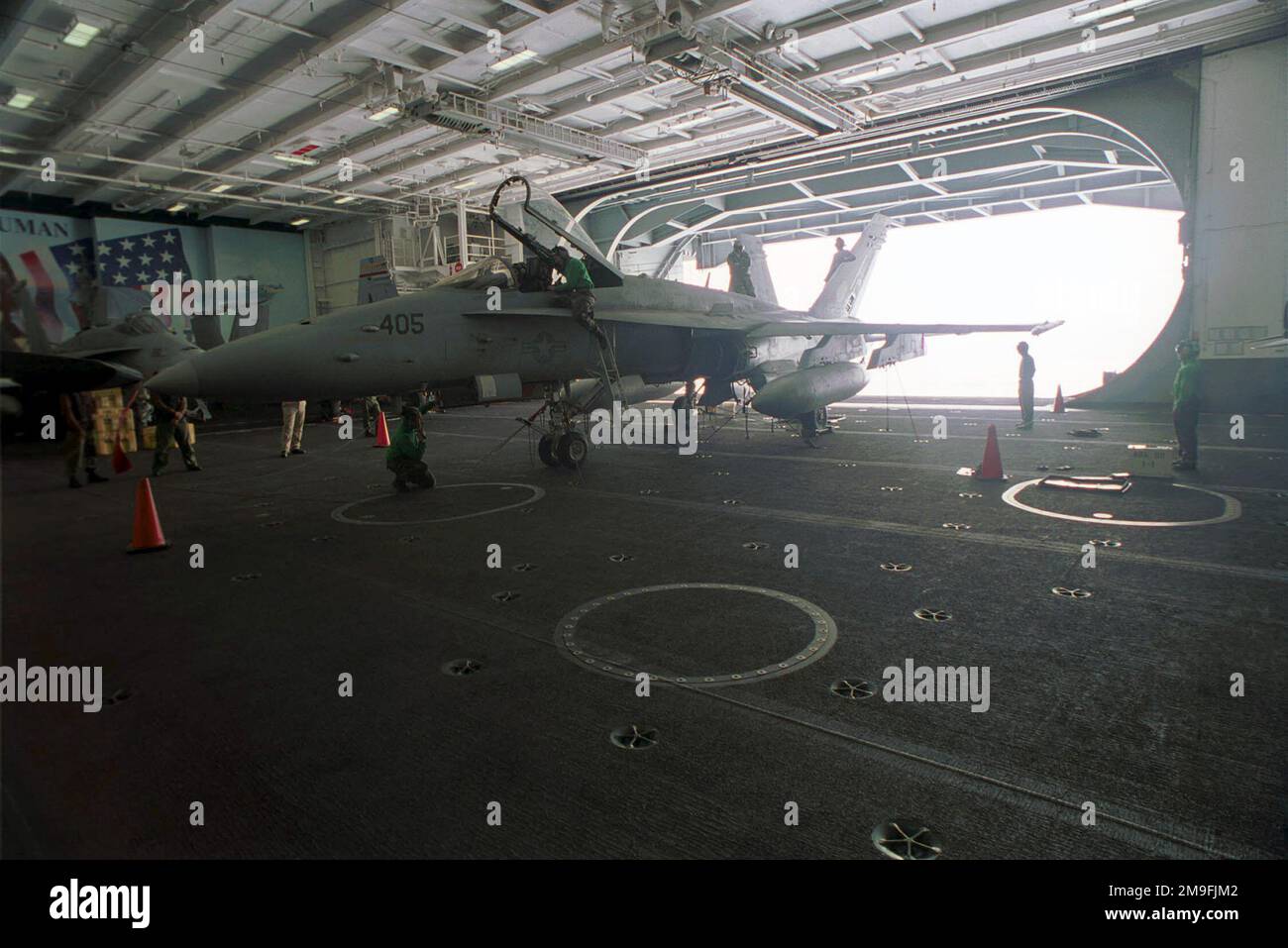 Il personale addetto alla manutenzione di Fighter Attack Squadron One Zero Five (VFA 105), 'Gunslingers', esegue un test ad alta velocità su un F/A-18C(N) Hornet Fighter Attack Aircraft nella baia hangar a bordo di USS Harry S. Truman (CVN 75). TRUMAN è in programma per sei mesi di spiegamento nel Mar Mediterraneo e nel Golfo Persico. Base: USS Harry S. Truman (CVN 75) Nazione: Oceano Atlantico (AOC) Foto Stock