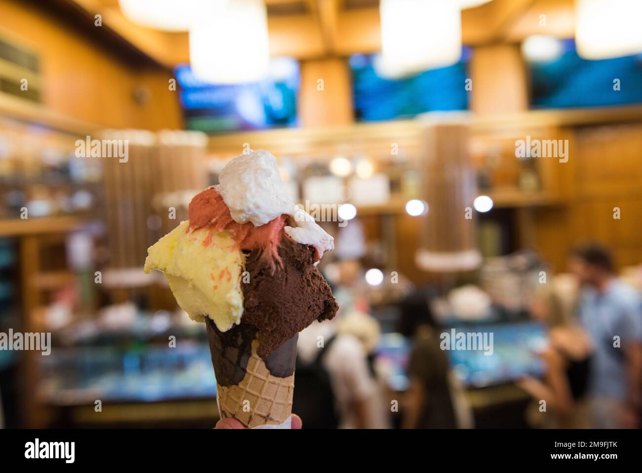 ROMA, ITALIA - 30 GIUGNO 2019: Gelateria GIOLITTI a Roma. La famosa gelateria di Roma. Vista interna. Foto Stock