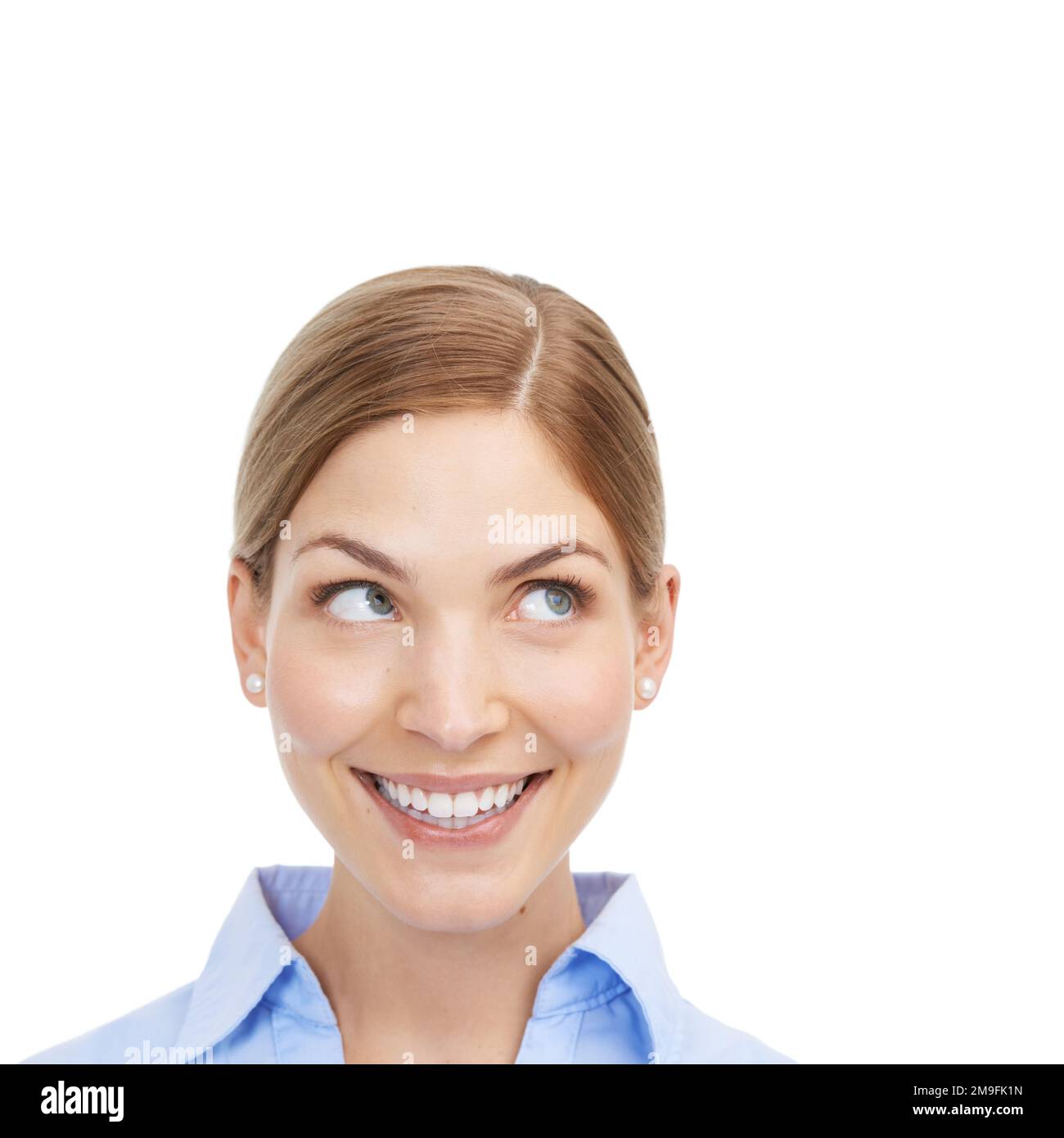 Business, faccia felice e donna pensare idee in studio, sfondo bianco e visione. Sorriso, progettazione e decisione di modello femminile, lavoratore e. Foto Stock