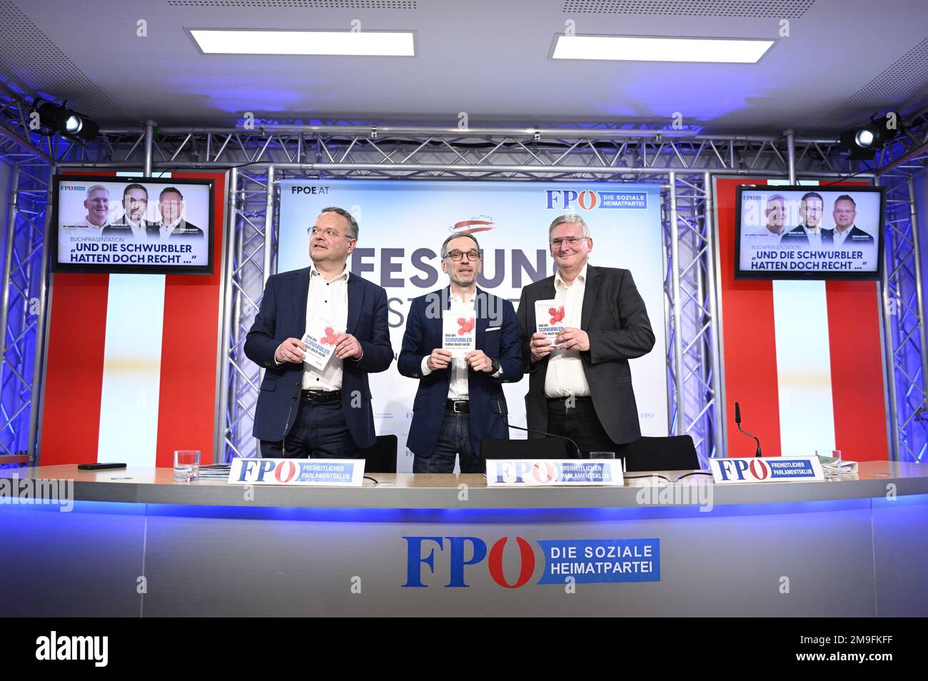 Vienna, Austria. 18th Jan, 2023. Presentazione del libro (Corona Fact Check) presso il centro FPÖ con (da L a R) FPÖ membro del Consiglio Nazionale Gerald Hauser, il presidente del partito federale FPÖ Herbert Kickl e Univ.-DOZ. dr Hannes Strasser. Credit: Franz PERC/Alamy Live News Foto Stock