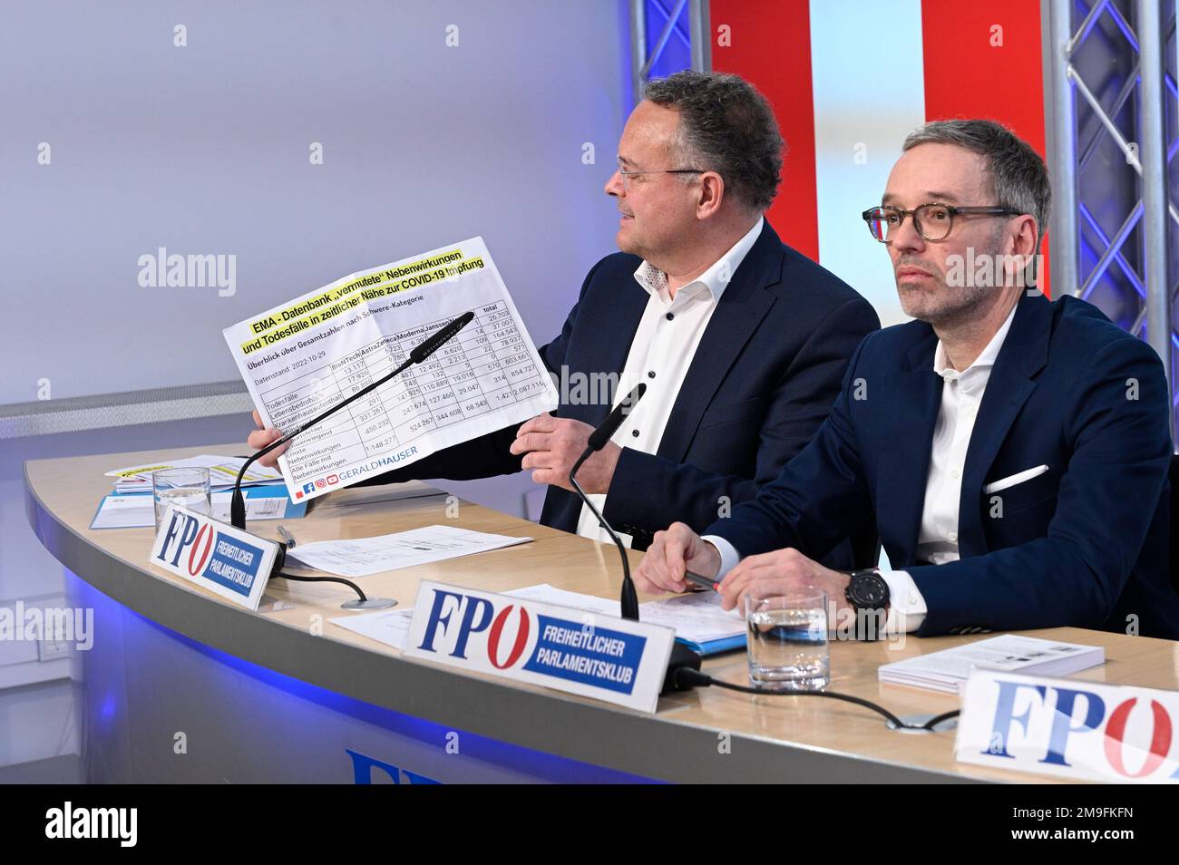 Vienna, Austria. 18th Jan, 2023. Presentazione del libro (Corona Fact Check) presso il centro stampa di FPÖ con (L) FPÖ membro del Consiglio Nazionale Gerald Hauser e (R) il presidente del partito federale FPÖ Herbert Kickl . Credit: Franz PERC/Alamy Live News Foto Stock