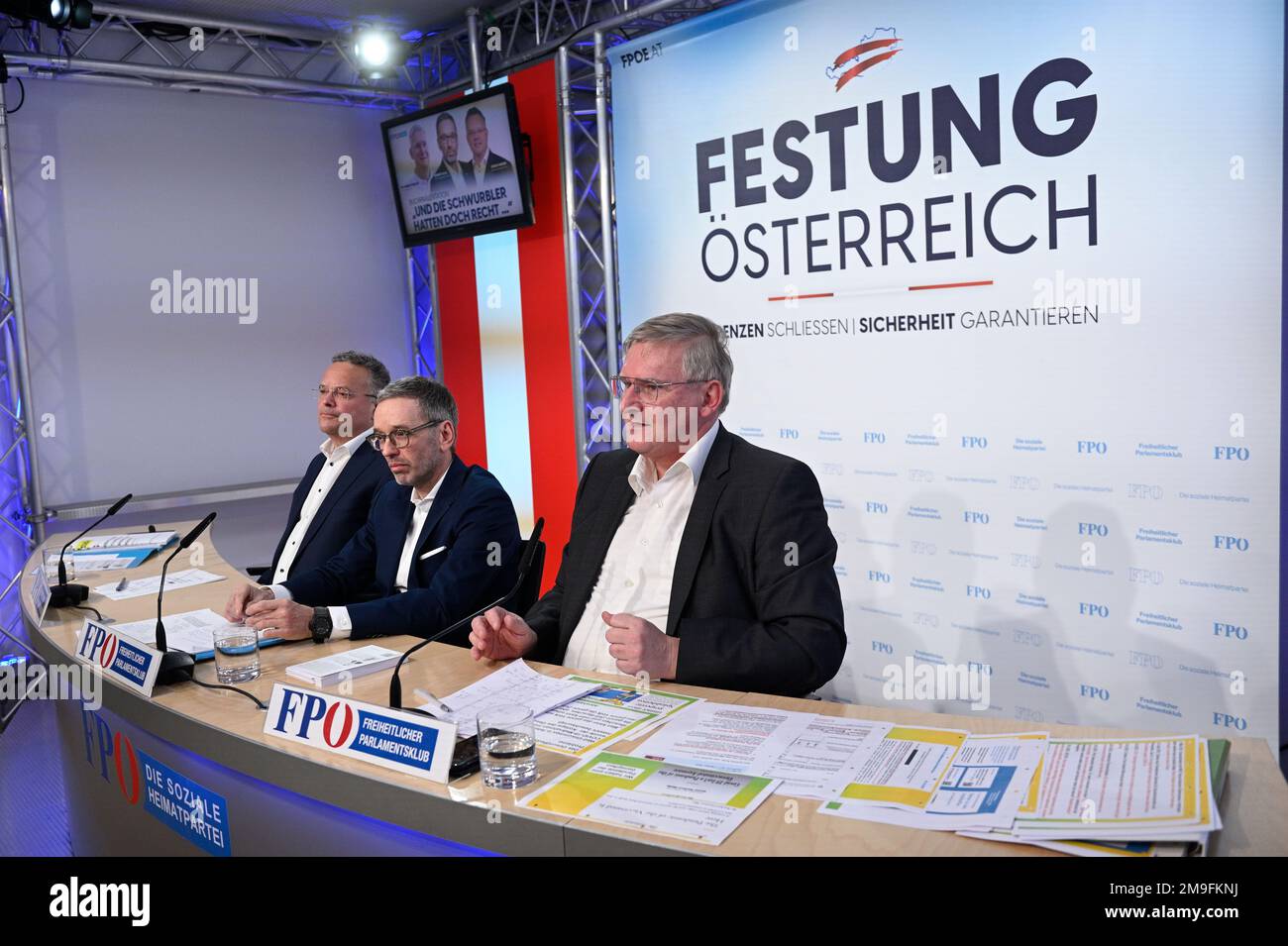 Vienna, Austria. 18th Jan, 2023. Presentazione del libro (Corona Fact Check) presso il centro FPÖ con (da L a R) FPÖ membro del Consiglio Nazionale Gerald Hauser, il presidente del partito federale FPÖ Herbert Kickl e Univ.-DOZ. dr Hannes Strasser. Credit: Franz PERC/Alamy Live News Foto Stock