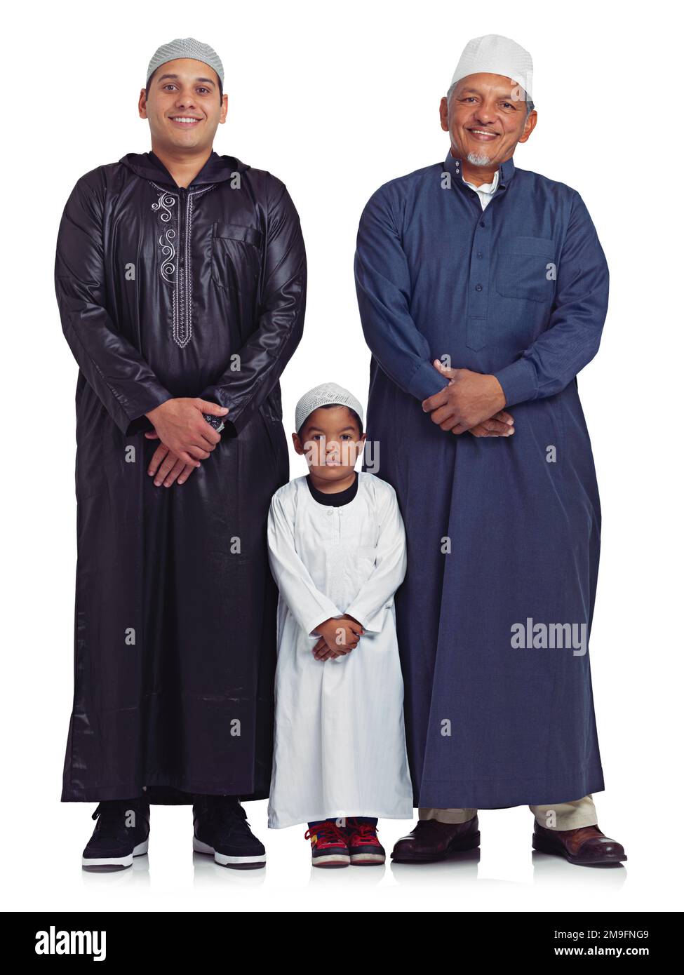 Musulmano, famiglia e ritratto di uomini in studio per islamici, preghiera e bonding su sfondo bianco. Islam, generazione e uomo maturo insegnano la preghiera Foto Stock