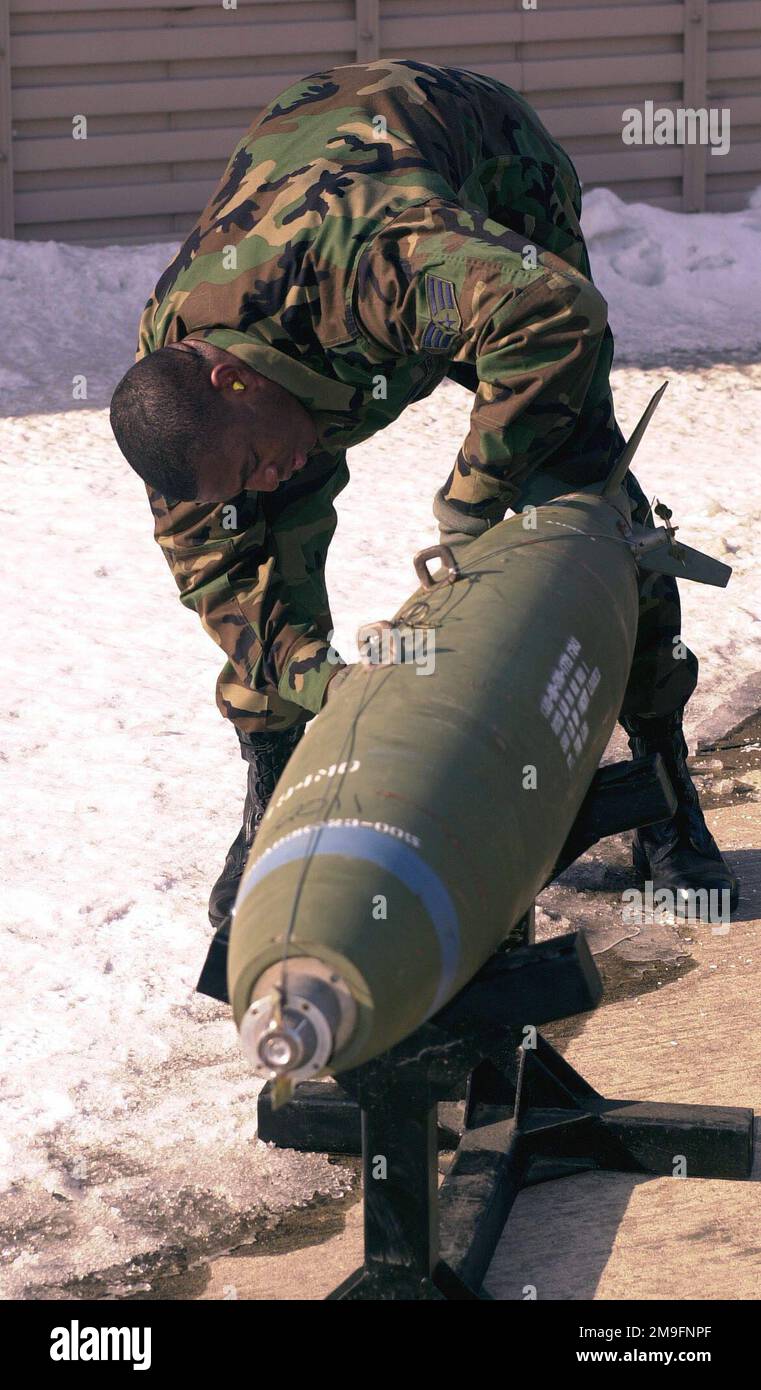 IL SENIOR AIRMAN JASON Washington, 36th Fighter Squadron, Osan Air base, Corea del Sud, prepara una bomba MK 83 per l'armamento, durante il gruppo operativo 51st armamenti carico equipaggio del quarto concorso a Osan AB. Base: Osan Air base Nazione: Repubblica di Corea (KOR) Foto Stock