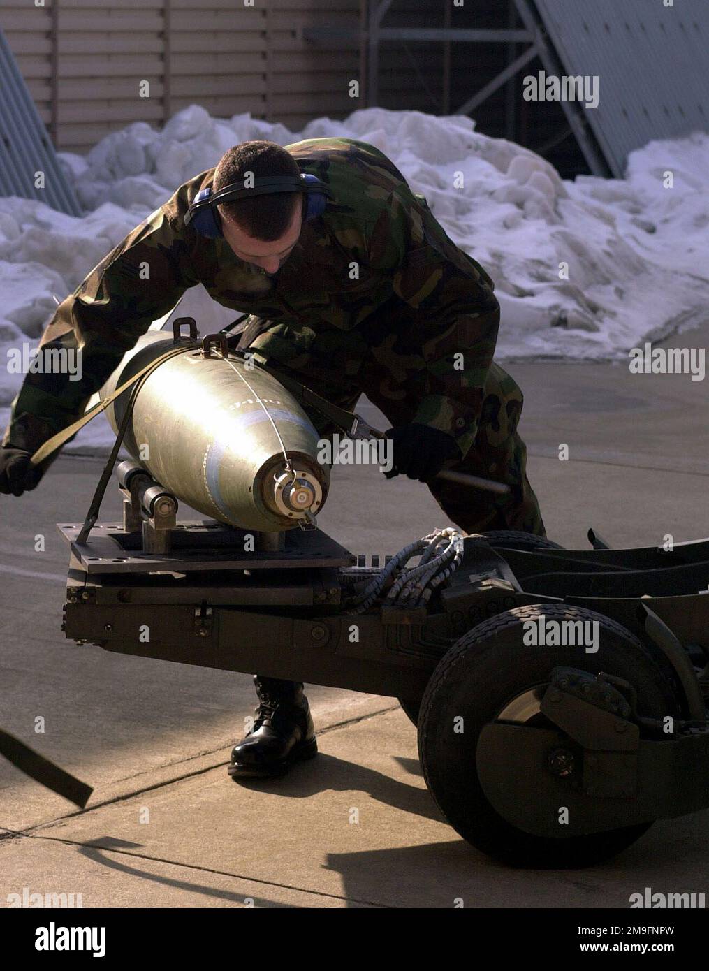 AIRMAN JAMES Price, 25th Fighter Squadron, Osan Air base, Corea del Sud, lega la prima bomba MK 83 a un camion di carico di armi, durante il gruppo operativo 51st equipaggi di carico di armi del quarto concorso a Osan AB. Base: Osan Air base Nazione: Repubblica di Corea (KOR) Foto Stock