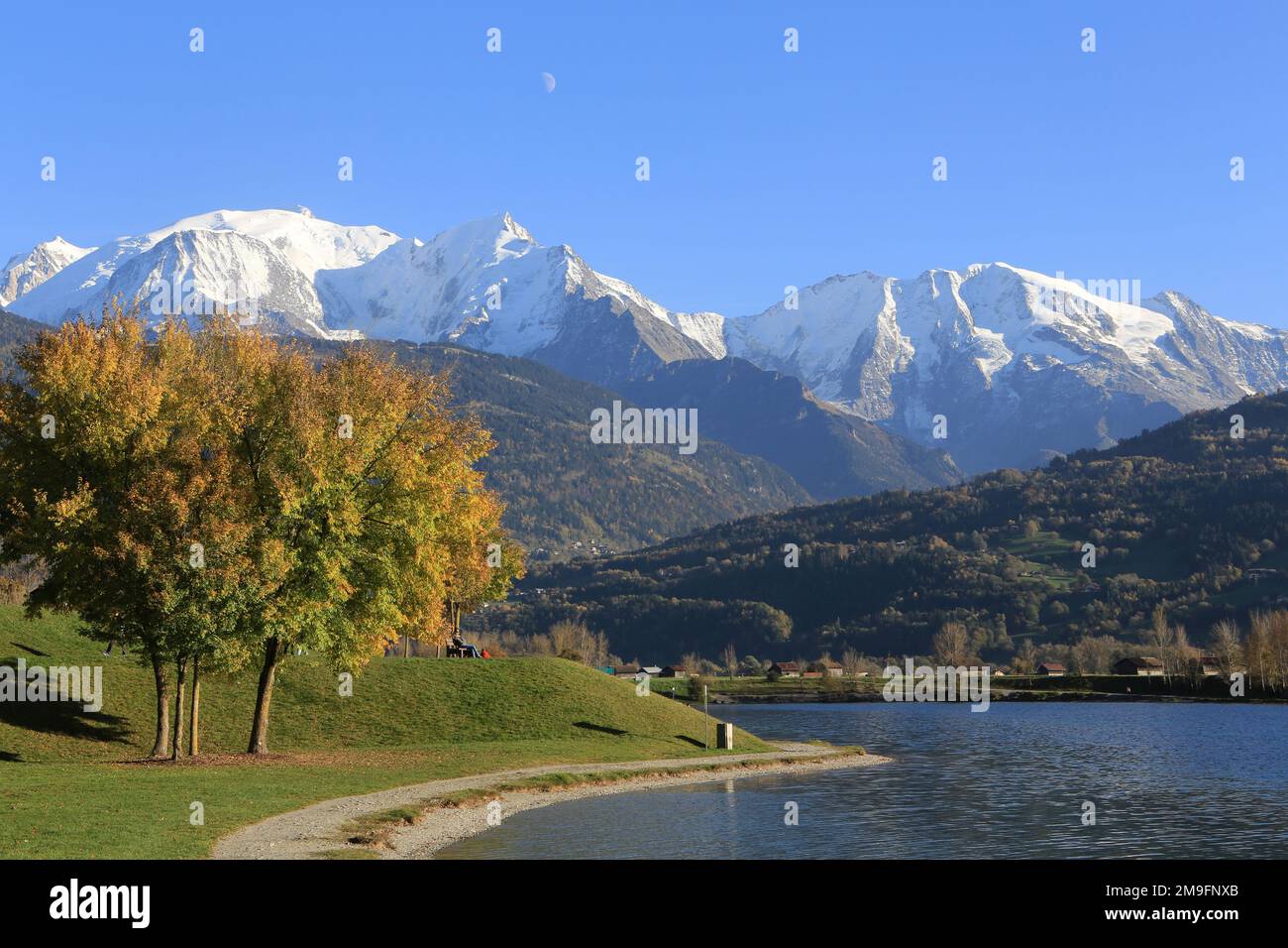Monte Bianco visto dal lago di Passy. Alta Savoia. Auvergne-Rhône-Alpi. Francia. Europa. Foto Stock