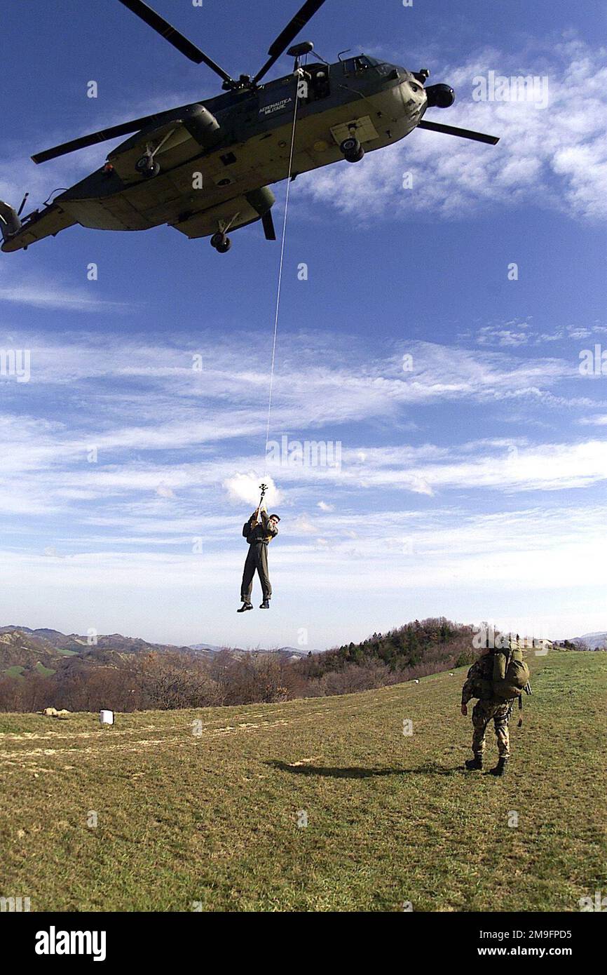 IL secondo tenente Adam Cuquet, pilota di 510th Fighter Squadron candidato della Aviano Air base, Italia, pratica un manuale di recupero con un elicottero Pavehawk durante un esercizio congiunto di ricerca e salvataggio della NATO con lo Squadrone di Ricerca e salvataggio 83rd di combattimento, l'Aeronautica militare Italiana, a Rimini. La missione consente ai due paesi di mettere in pratica procedure che manterranno la competenza nella ricerca e nel salvataggio. Base: Aviano Air base Stato: Pordenone Nazione: Italia (ITA) Foto Stock