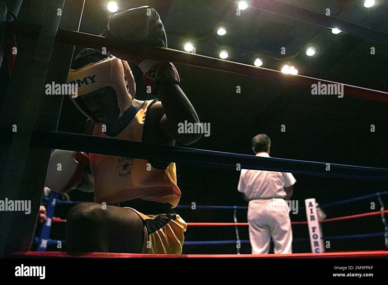 TORRENCE Daniels (Foreground), pugile dell'esercito AMERICANO, dice una rapida preghiera prima della sua partita di boxe alla competizione di boxe delle forze armate di quest'anno a Fort Huachuca, Arizona. Daniels sta combattendo il pugile dell'aeronautica statunitense Bobby DeLeon (non mostrato) per il match d'oro del titolo della classe di peso 139 lbs. Daniels perse per decisione e andò via con l'argento dopo aver perso a DeLeon. Base: Fort Huachuca Stato: Arizona (AZ) Nazione: Stati Uniti d'America (USA) Foto Stock