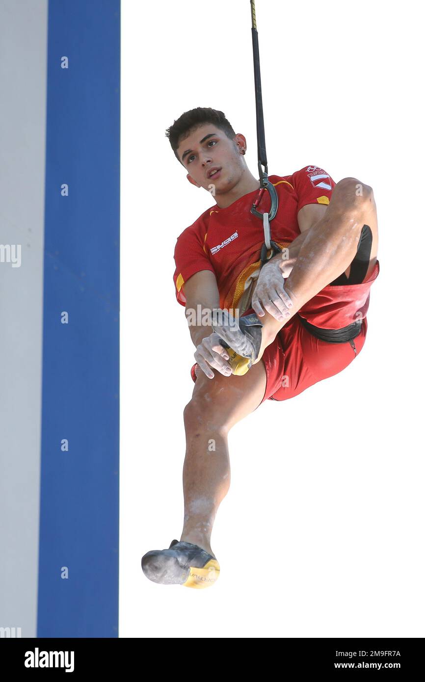 5 AGOSTO 2021 - TOKYO, GIAPPONE: Alberto GINES LOPEZ di Spagna reagisce nella finale di velocità combinata degli uomini di arrampicata sportiva ai Giochi Olimpici di Tokyo 2020 (Phot Foto Stock