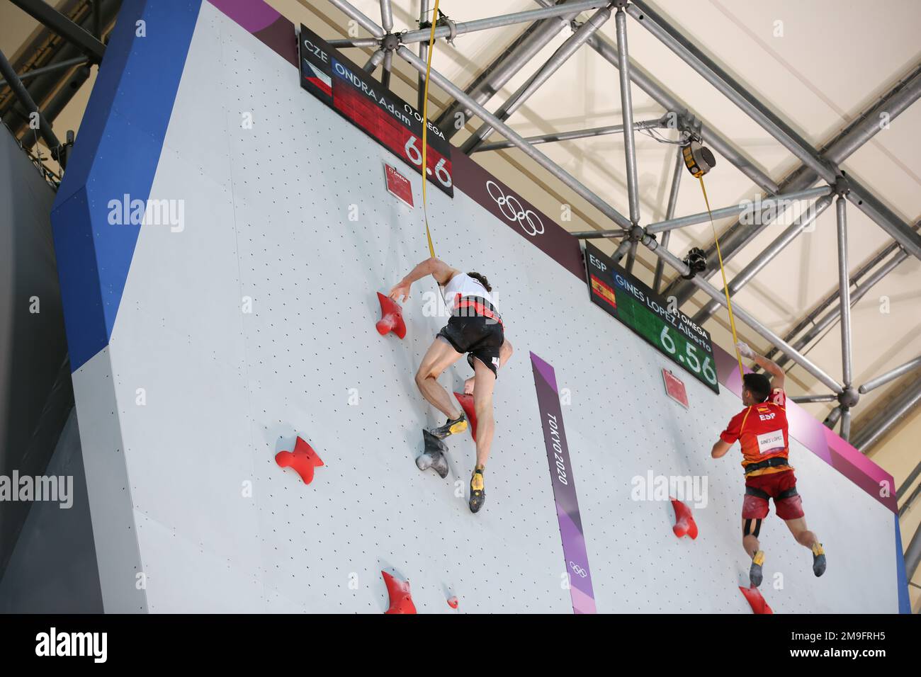 5 AGOSTO 2021 - TOKYO, GIAPPONE: Alberto GINES LOPEZ di Spagna sconfigge quasi Adam ONDRA della Repubblica Ceca nella finale di velocità combinata degli uomini di arrampicata sportiva Foto Stock