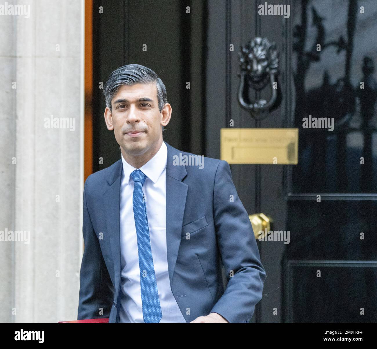Londra, Regno Unito. 18th Jan, 2023. Rishi Sunak, primo Ministro, lascia 10 Downing Street per il credito di PMQ: Ian Davidson/Alamy Live News Foto Stock