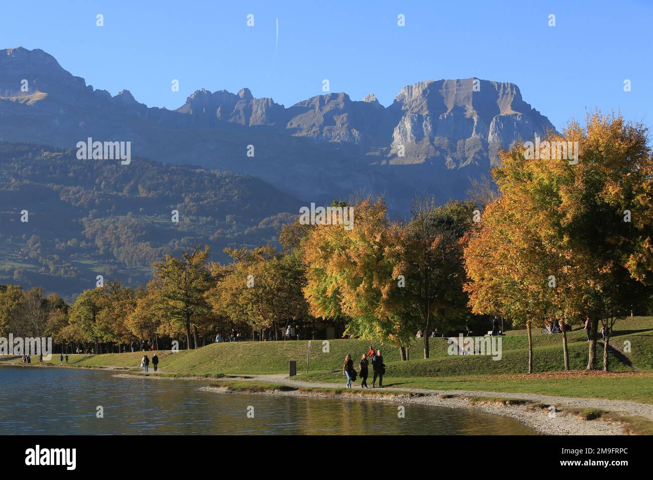 Aravis Range. Vista sul lago di Passy. Alta Savoia. Auvergne-Rhône-Alpi. Francia. Europa. Foto Stock