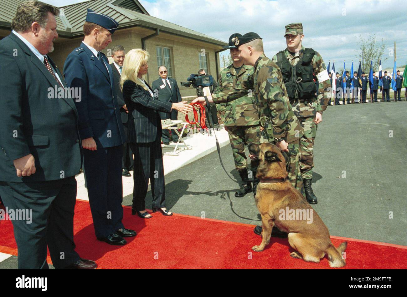 Il Sig. Earl Falk, Fisher House Manager e il maggiore Generale dell'aeronautica statunitense Michael Farage, Commander, 37th Training Wing, Osserva come JAMES Schultz, SENIOR dell'aeronautica statunitense, consegna la chiave per la terza Fisher House alla signora Tammy Fisher, mentre Christopher Bell e Jay Patterson del 59th Medical Wing osservano il sergente dell'aeronautica statunitense. SRA Schultz detiene Rico dei cani militari da lavoro. Entrambi sono assegnati alle 37th forze di sicurezza della base aeronautica di Lackland, Texas. Base: Lackland Air Force base Stato: Texas (TX) Paese: Stati Uniti d'America (USA) Foto Stock