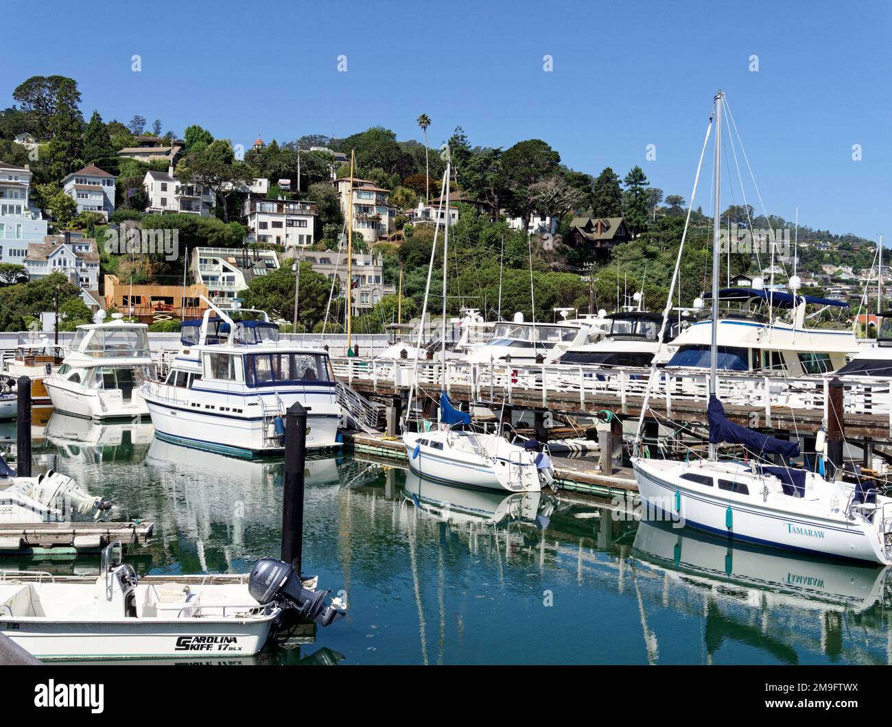 Sausalito yacht porto a Sausalito, Marin County, California, sulle rive della baia di San Francisco che ospita una serie di imbarcazioni a motore e a vela. Foto Stock