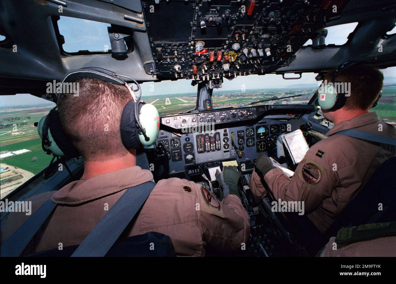 LA squadra di coperta di aerei dell'aeronautica MILITARE US Air Force Major Brad Bredenkamp e il capitano dell'aeronautica statunitense Dan Mattman, 962nd Airborne Air Control Squadron e-3 Sentry Airborne Warning and Control System (AWACS) della base dell'aeronautica militare Elmendorf, Alaska, si preparano ad atterrare alla base aerea di Incirlik, Turchia, durante l'operazione NORTHERN WATCH. Soggetto operativo/Serie: NORTHERN WATCH base: Incirlik Air base, Adana Paese: Turchia (TUR) Foto Stock