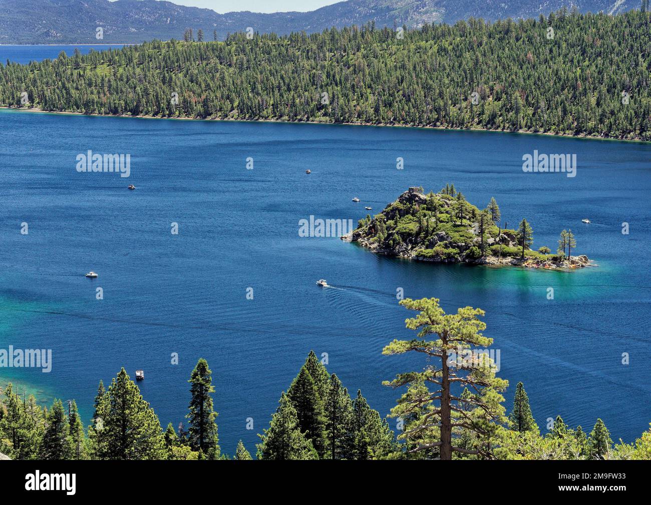 La vista di Emerald Bay, l'unica insenatura sul Lago Tahoe e Fannette Island, l'unica isola considerata essere la più fotografata sulla Terra da alcuni. Foto Stock