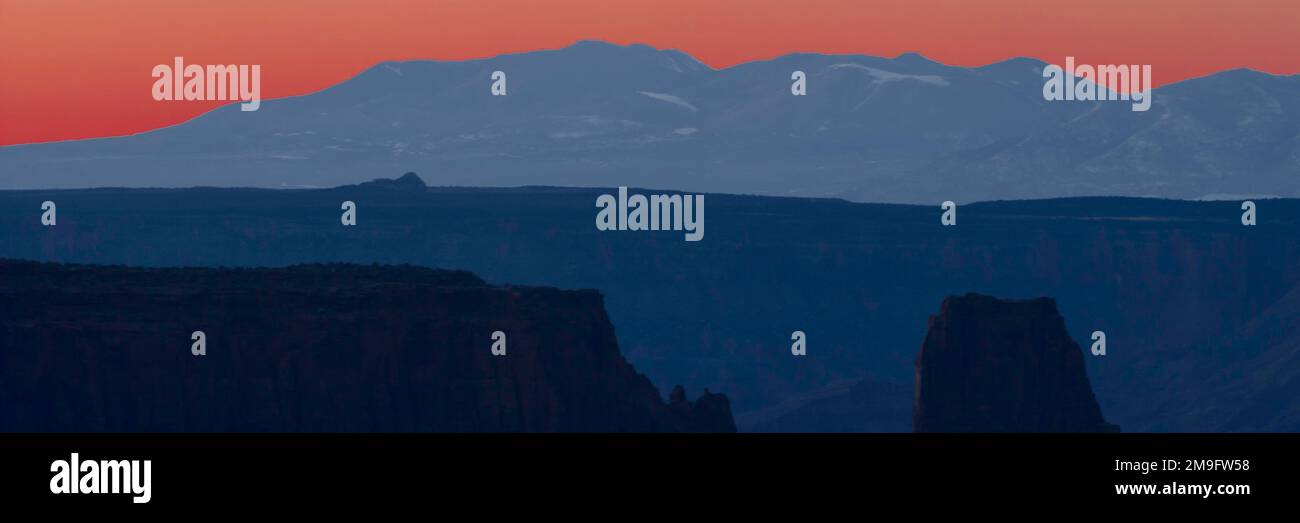 Catena montuosa all'alba, Montagne la SAL, Dead Horse Point state Park, Utah, USA Foto Stock