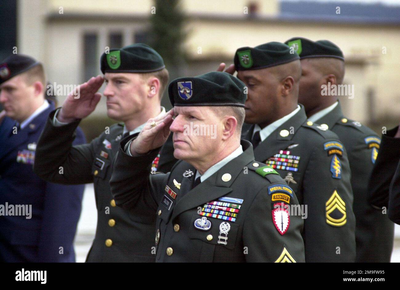 Una formazione di quattro soldati Green Berets dell'esercito americano, rende un saluto durante la cerimonia dei soldati caduti presso la base aerea di Ramstein, in Germania. La cerimonia onora i sei soldati della Coalizione uccisi durante le esercitazioni in Kuwait il 12 marzo 2001. (Immagine duplicata, vedere anche DFSD0202957 o cercare 010315F2454T504). Base: Ramstein Air base Stato: Rheinland-Pfalz Paese: Deutschland / Germania (DEU) Foto Stock