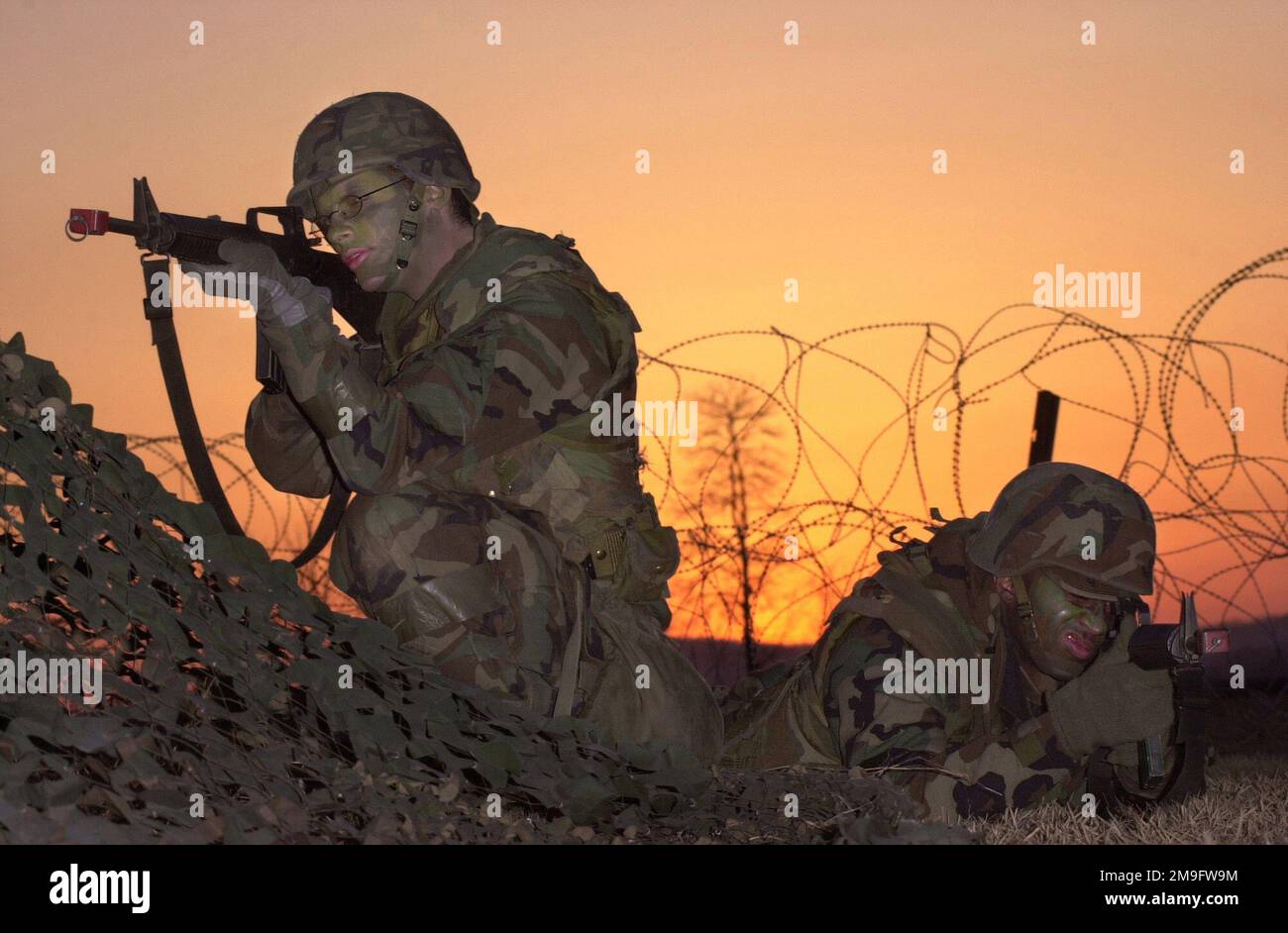 IL SENIOR AIRMAN MICHAEL McCaghren dell'aeronautica degli STATI UNITI e LA PRIMA classe DI AIRMAN di AERONAUTICA degli Stati Uniti Aaron Banks, 51st Squadron delle forze di sicurezza, base aerea di Osan, Repubblica di Corea, armato con M16 fucili, uomo una posizione di combattimento difensiva durante l'ispezione operativa di preparazione (ORI) di Osan. Base: Osan Air base Nazione: Repubblica di Corea (KOR) Foto Stock