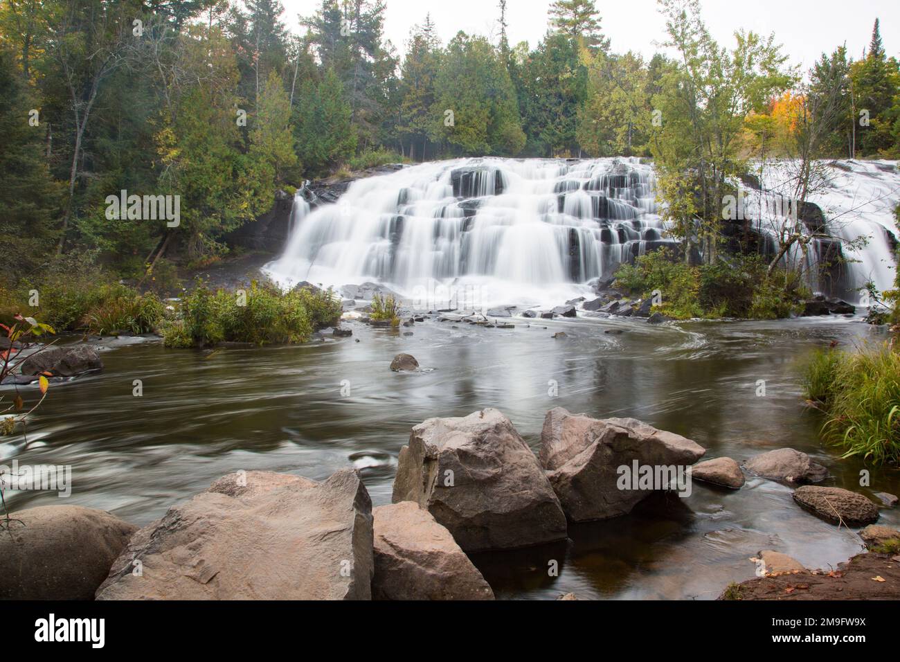Cascata in una foresta, Bond Falls, Ontonagon River, Ontonagon County, Michigan, STATI UNITI Foto Stock
