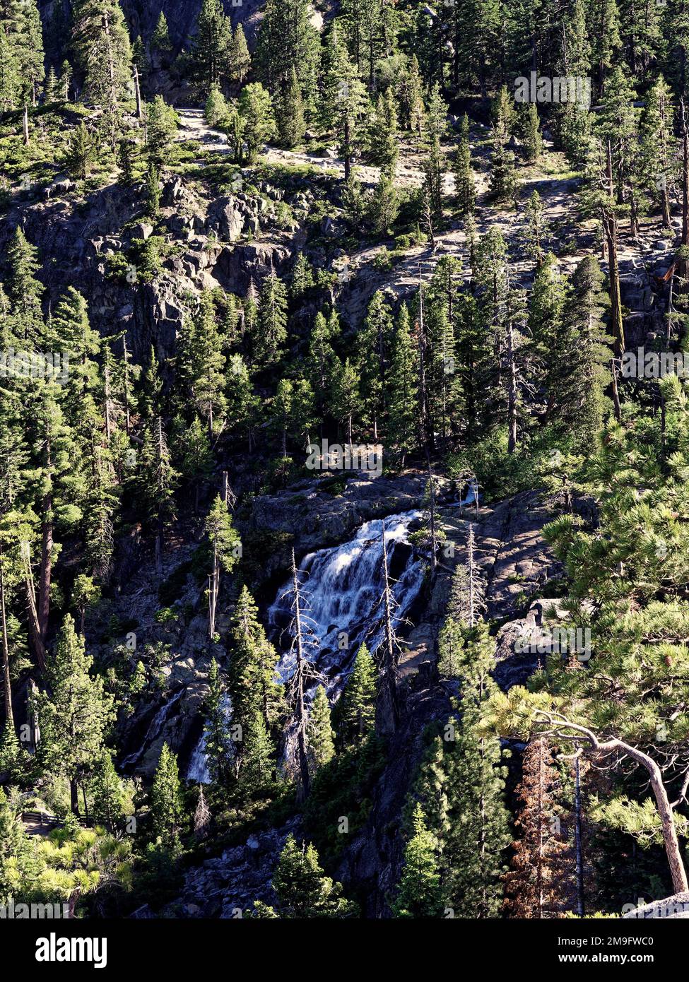 Cascate d'acqua lungo Eagle Falls sopra l'Emerald Bay state Park, nell'area sud-occidentale del lago Tahoe, sulle montagne della Sierra Nevada, California. Foto Stock