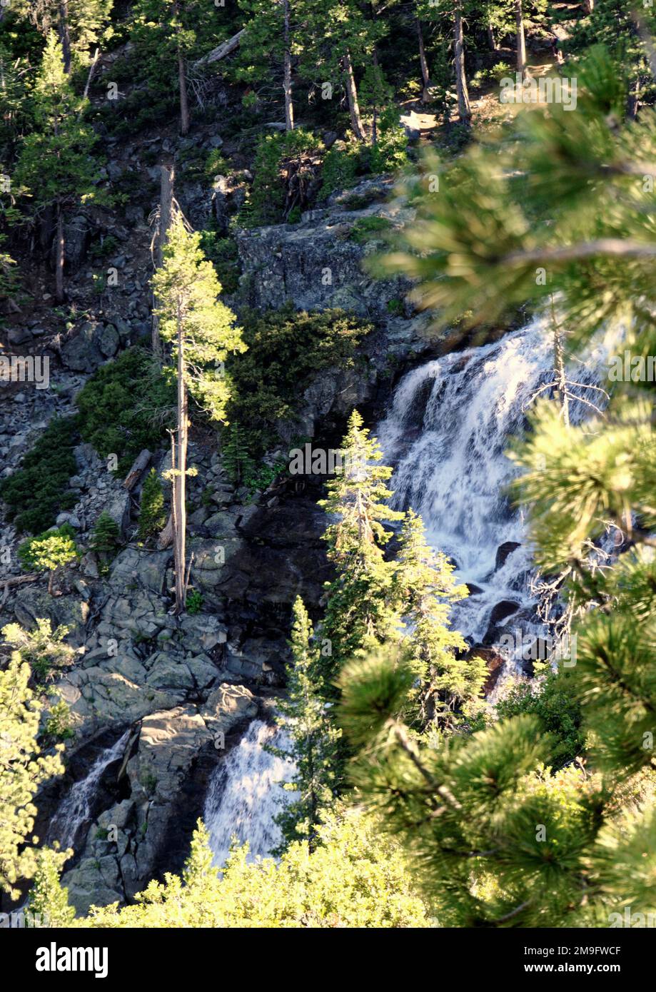 Cascate d'acqua lungo Eagle Falls sopra l'Emerald Bay state Park, nell'area sud-occidentale del lago Tahoe, sulle montagne della Sierra Nevada, California. Foto Stock