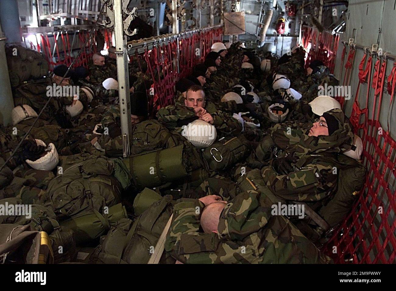 I paracadutisti dell'esercito DEGLI STATI UNITI da 1st battaglione Airborne, 501st reggimento di fanteria, Fort Richardson, Alaska riposano all'interno della baia di carico di un USAF C-130 Hercules in rotta verso la loro zona di salto durante l'esercizio NORTHERN EDGE 2001. Soggetto operativo/Serie: NORTHERN EDGE 2001 base: Elmendorf Air Force base Stato: Alaska (AK) Paese: Stati Uniti d'America (USA) Foto Stock