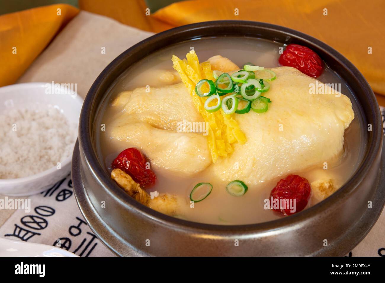 Samgye-tang; zuppa di pollo Ginseng, cibo tradizionale coreano Foto Stock