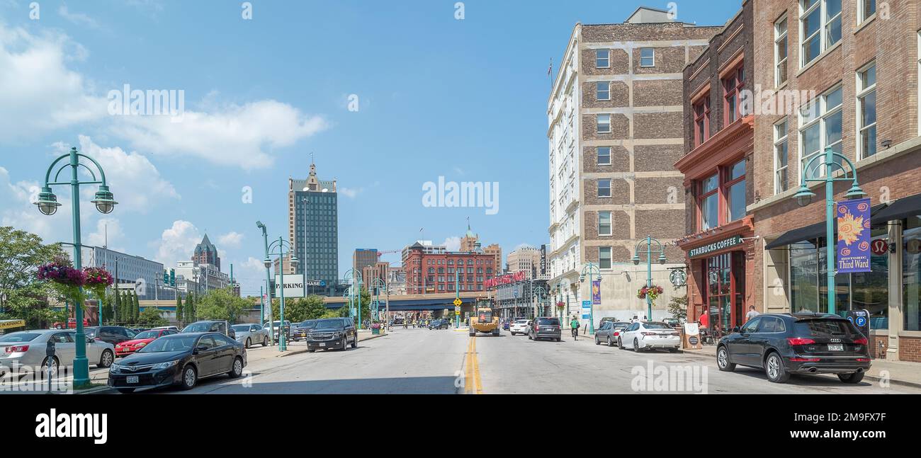 City Street in Third Ward il giorno di sole, Milwaukee, Wisconsin, Stati Uniti Foto Stock