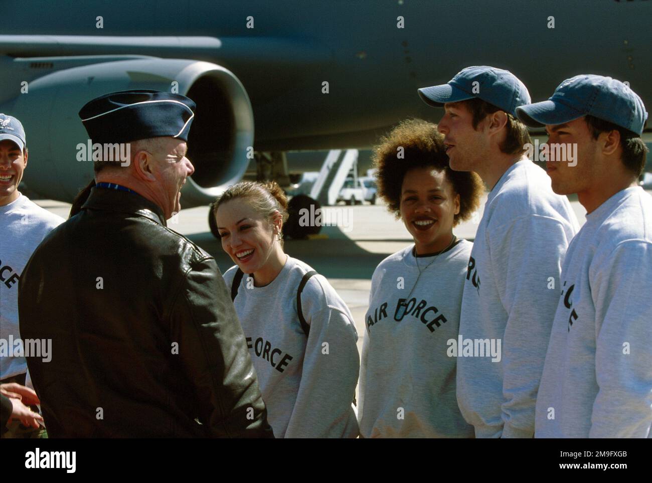 010323-F-0966E-009. [Complete] Scene Caption: Brigadier General Richard Mentemeyer, 305 Air Mobility Wing Commander, McGuire Air Force base, New Jersey saluta il cast di MTV's Road Rules 10 dopo aver completato la loro missione finale durante un rifornimento aria-aria di un B-2 Spirit a bordo di un McGuire AFB KC-10A Extender. I Roadies portavano la cresta alla McGuire AFB all'alba per una missione di 5 ore. Durante la missione il cast osservò il rifornimento di un bombardiere B-2 Spirit, per scoprire che il capitano del bombardiere impartite loro istruzioni, che essi devono consegnare la cresta alla volontà generale Foto Stock