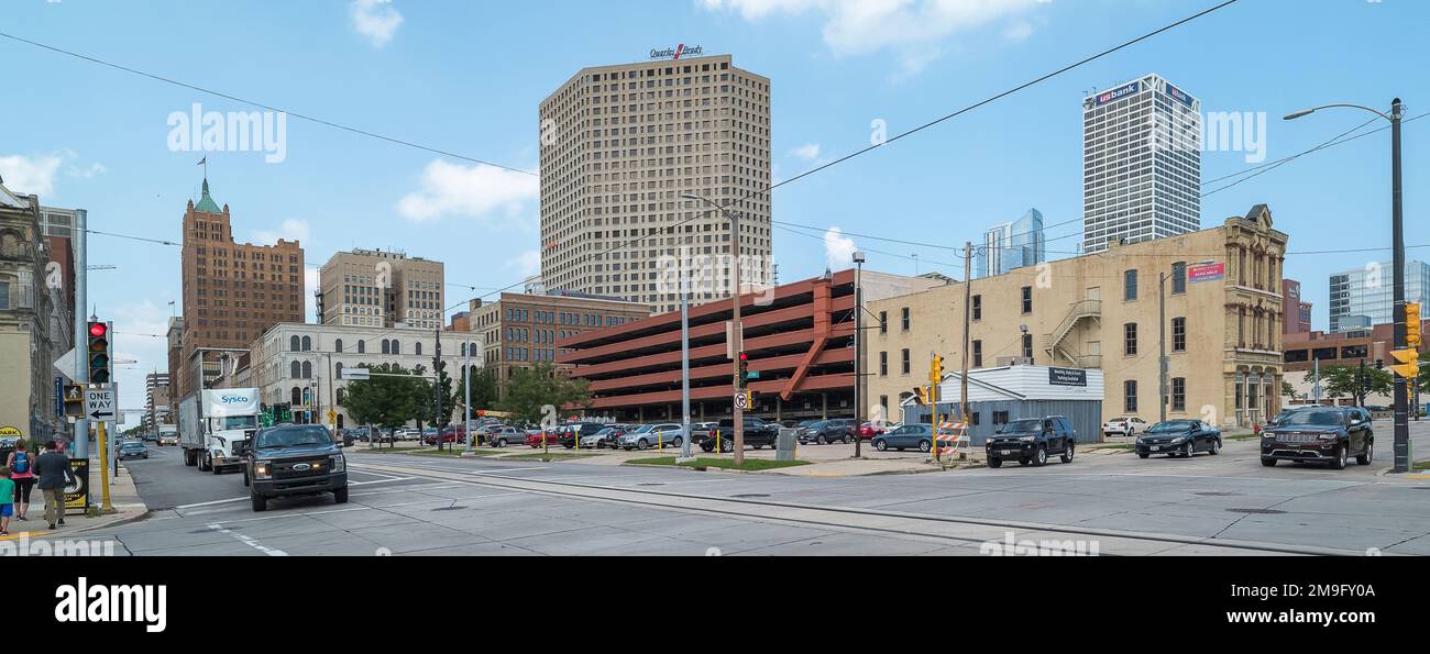 Traffico all'incrocio con edifici sullo sfondo, Milwaukee, Wisconsin, USA Foto Stock